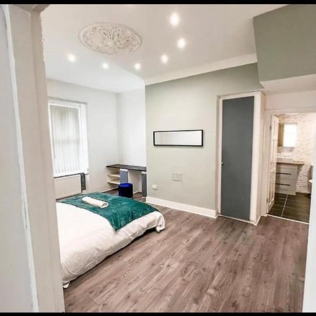 Lovely 1-Bedroom Apartment, Free Street Parking Newcastle upon Tyne Exterior photo