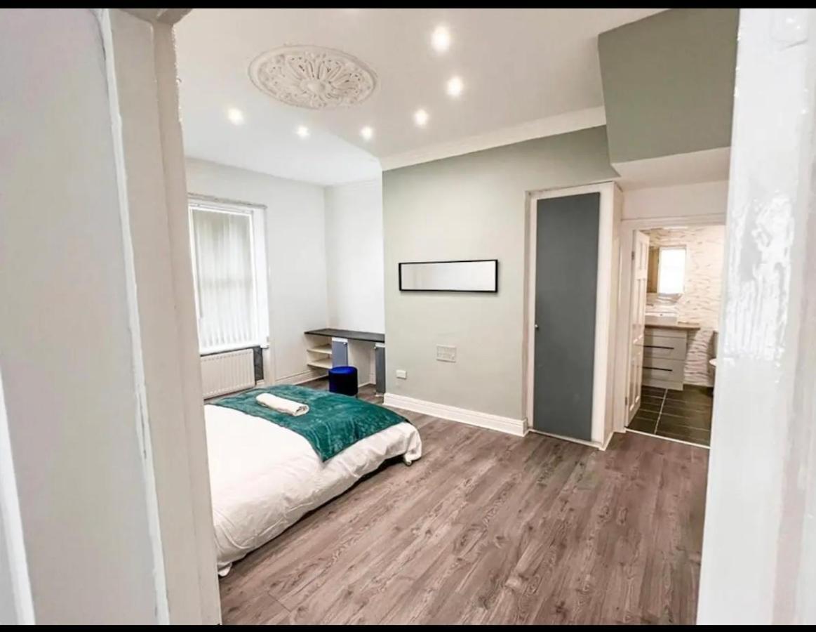 Lovely 1-Bedroom Apartment, Free Street Parking Newcastle upon Tyne Exterior photo
