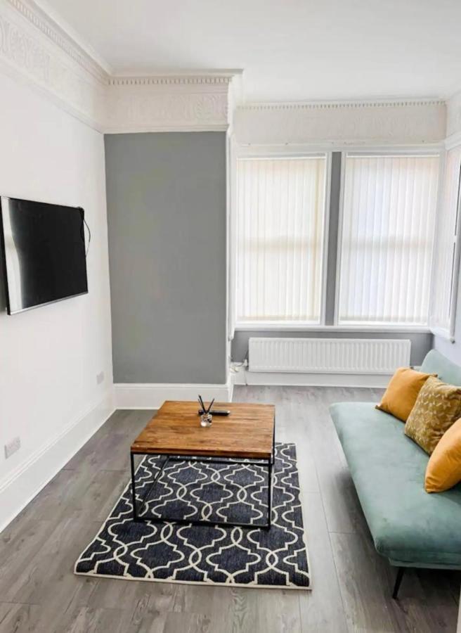 Lovely 1-Bedroom Apartment, Free Street Parking Newcastle upon Tyne Exterior photo
