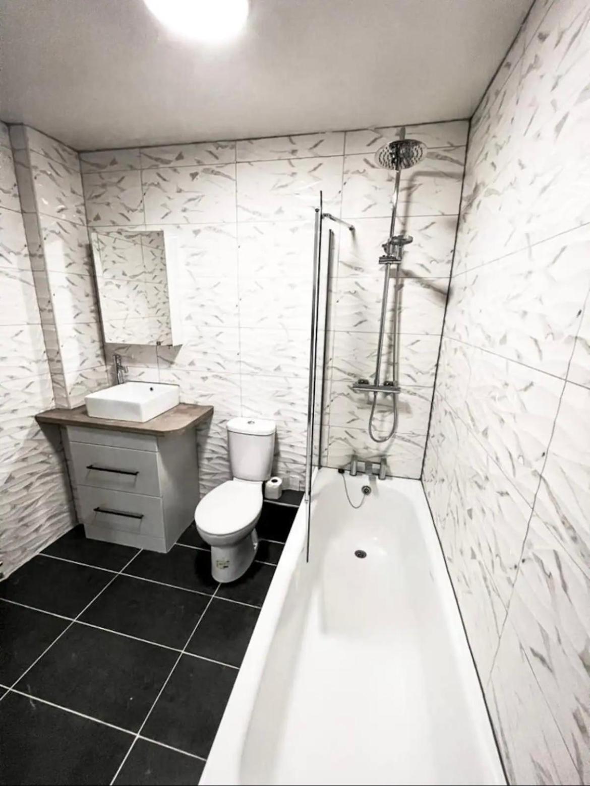 Lovely 1-Bedroom Apartment, Free Street Parking Newcastle upon Tyne Exterior photo